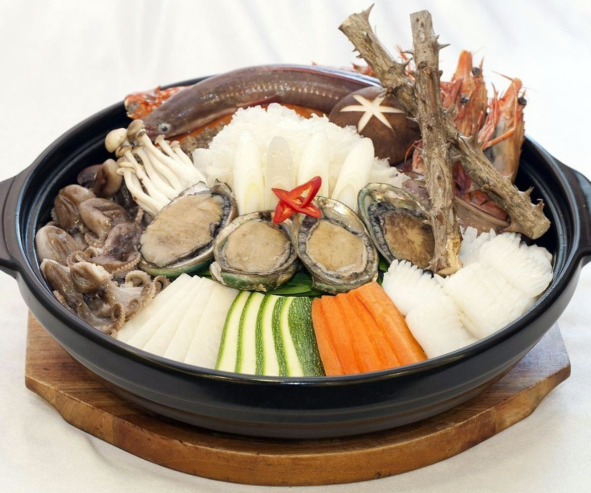 Balcão do Restaurante e Café com pratos e bebidas prontos